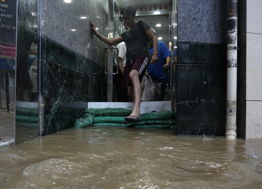 Imaginile groazei din Hong Kong, după inundațiile devastatoare. Meteorologii au emis cel mai sever avertisment de ploi | FOTO - Imaginea 39