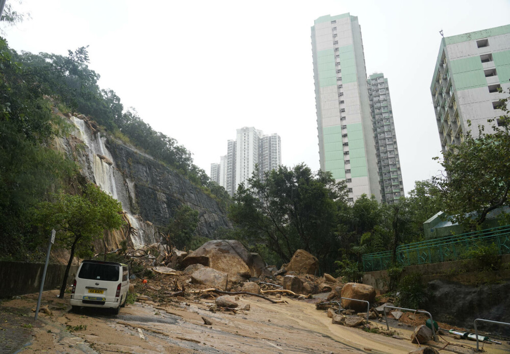 Imaginile groazei din Hong Kong, după inundațiile devastatoare. Meteorologii au emis cel mai sever avertisment de ploi | FOTO - Imaginea 40