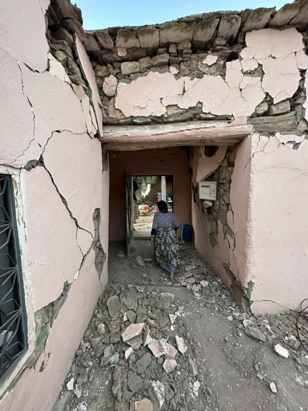 „A trebuit să aleg dacă să îmi salvez părinții sau fiul”. Mărturii emoționante în urma cutremurului devastator din Maroc - Imaginea 8