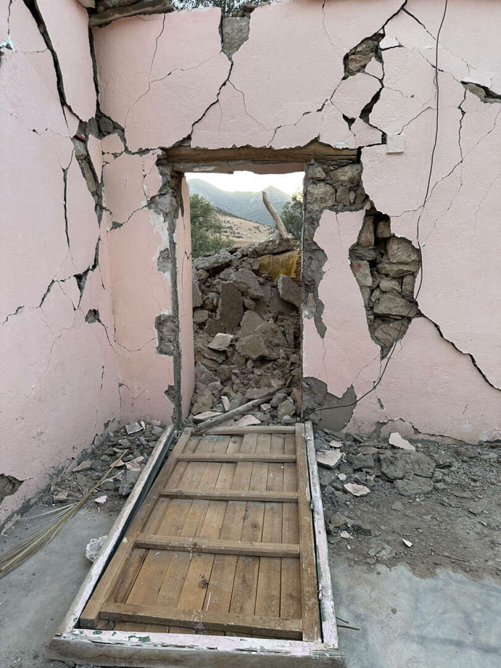 „A trebuit să aleg dacă să îmi salvez părinții sau fiul”. Mărturii emoționante în urma cutremurului devastator din Maroc - Imaginea 2