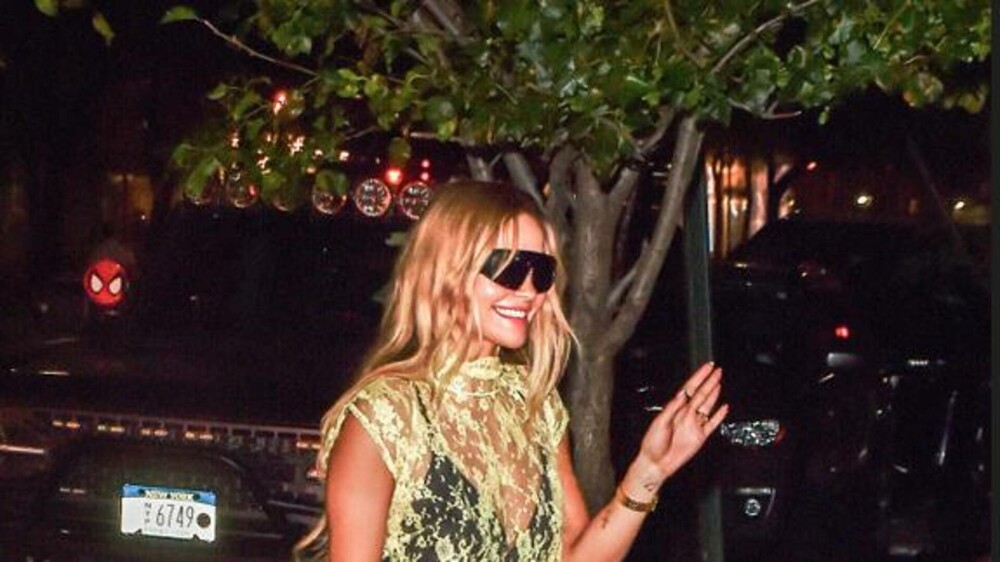 Rita Ora s-a plimbat pe străzile din New York într-o rochie mini transparentă. Vedeta a atras din nou toate privirile | FOTO - Imaginea 1