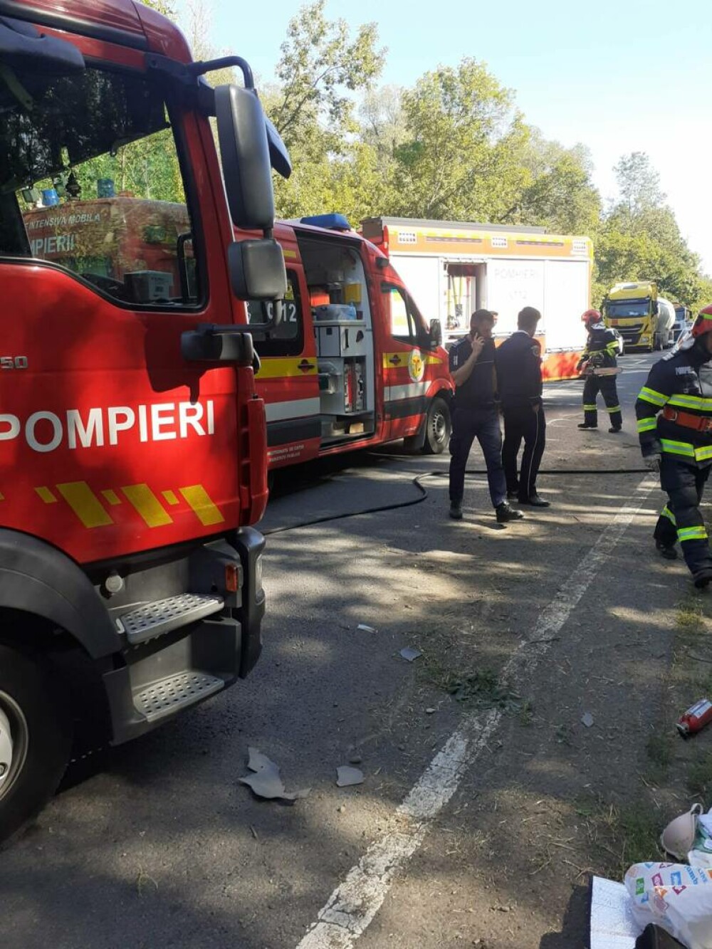 Două persoane rănite într-un accident pe DN 24. O maşină s-a răsturnat şi alta a luat foc | FOTO - Imaginea 4