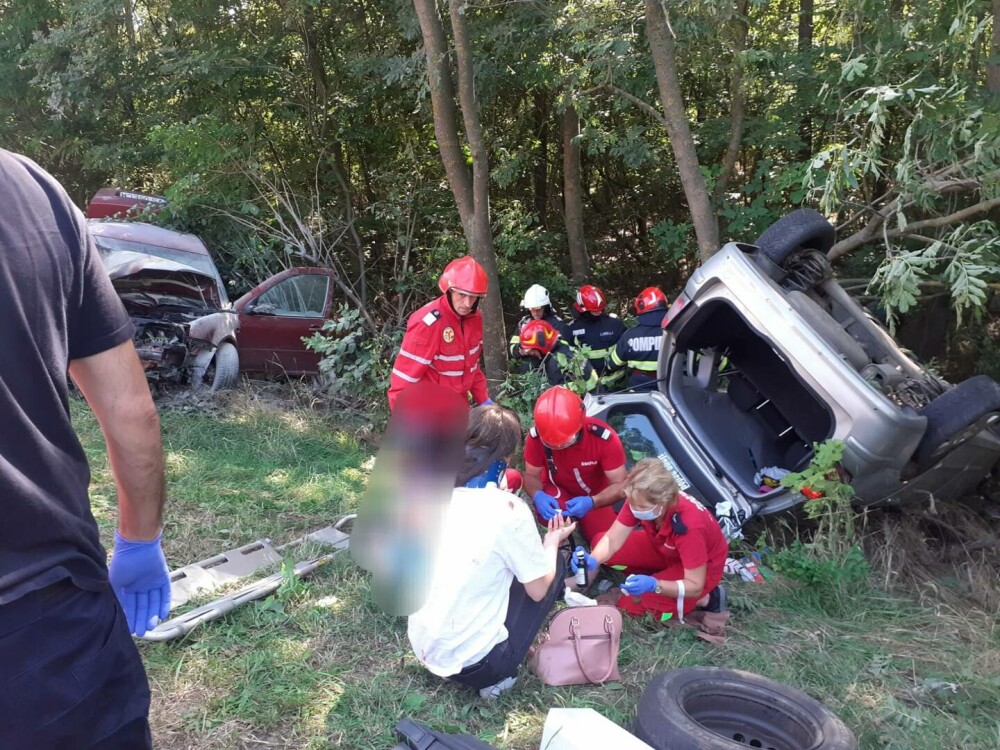 Două persoane rănite într-un accident pe DN 24. O maşină s-a răsturnat şi alta a luat foc | FOTO - Imaginea 1