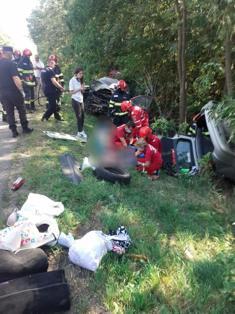 Două persoane rănite într-un accident pe DN 24. O maşină s-a răsturnat şi alta a luat foc | FOTO - Imaginea 3