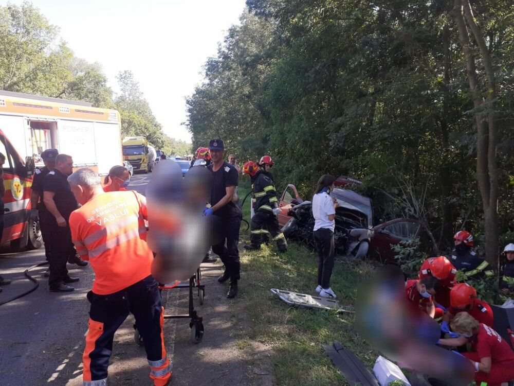 Două persoane rănite într-un accident pe DN 24. O maşină s-a răsturnat şi alta a luat foc | FOTO - Imaginea 2