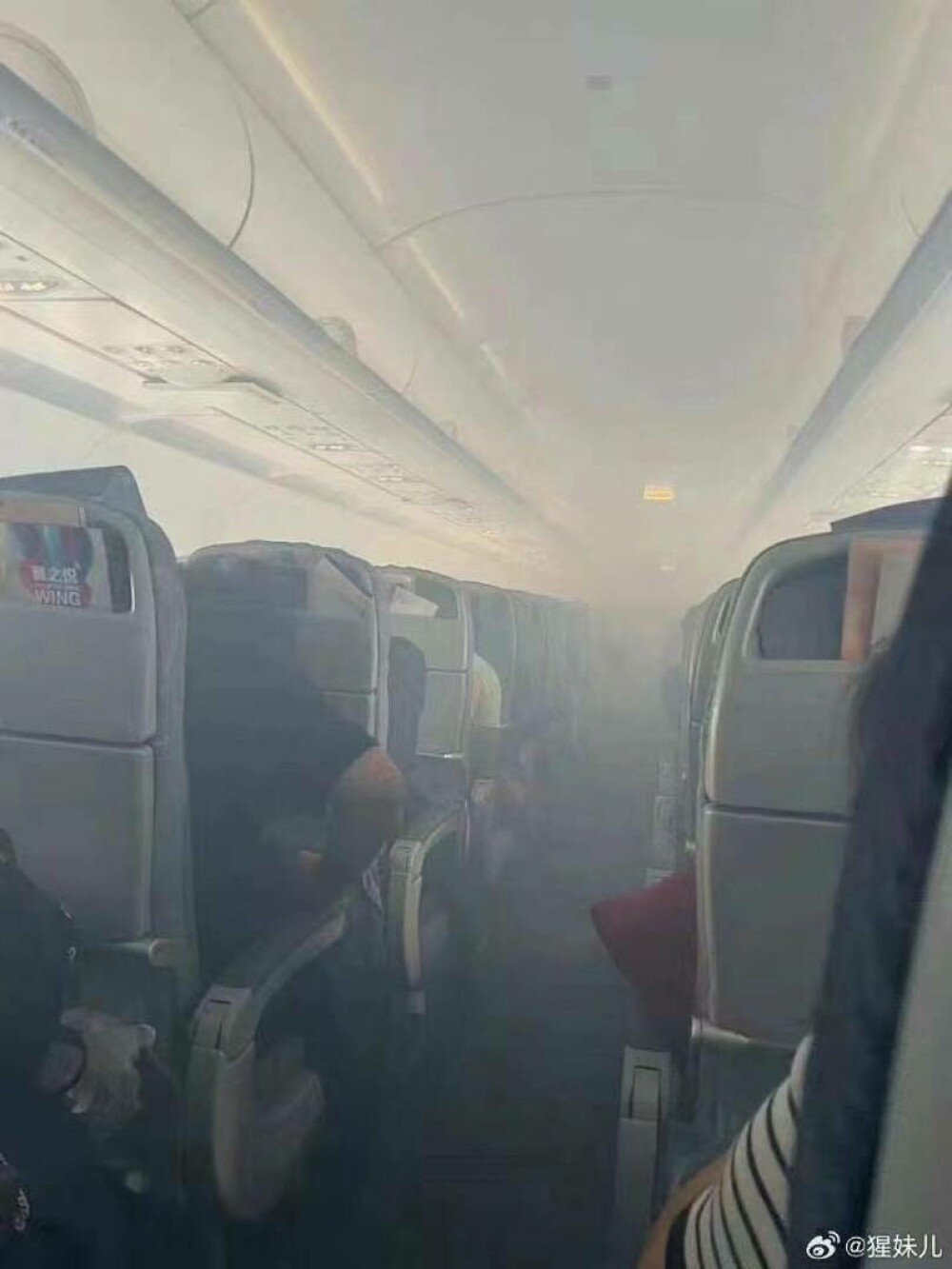 Motorul unui avion a luat foc la aterizare. Cei 146 de pasageri au fost evacuați de urgență. FOTO/VIDEO - Imaginea 2