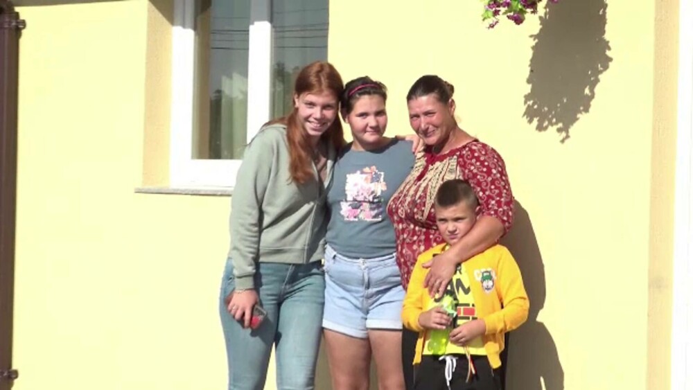 Locuiau într-un bordei din Iași. Acum, patru copii necăjiți și mama lor au primit o casă. Cum te poți implica în Casa Share - Imaginea 1
