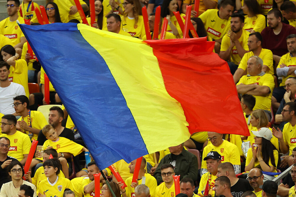 România - Kosovo 2-0, în preliminariile EURO 2024. Două goluri înscrise pe finalul unui meci dramatic, întrerupt 50 de minute - Imaginea 2
