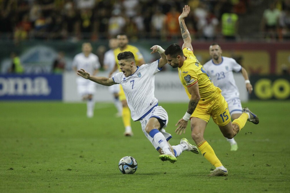 România - Kosovo 2-0, în preliminariile EURO 2024. Două goluri înscrise pe finalul unui meci dramatic, întrerupt 50 de minute - Imaginea 8