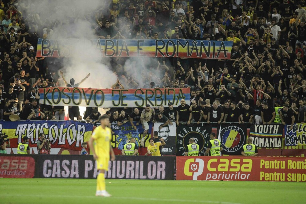 Momentul în care jucătorii părăsesc terenul după întreruperea meciului România-Kosovo din cauza unui banner GALERIE FOTO - Imaginea 10