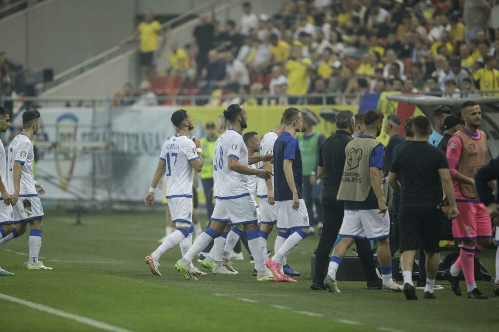 Momentul în care jucătorii părăsesc terenul după întreruperea meciului România-Kosovo din cauza unui banner GALERIE FOTO - Imaginea 9
