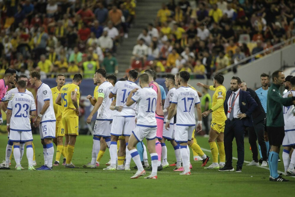 România - Kosovo 2-0, în preliminariile EURO 2024. Două goluri înscrise pe finalul unui meci dramatic, întrerupt 50 de minute - Imaginea 12
