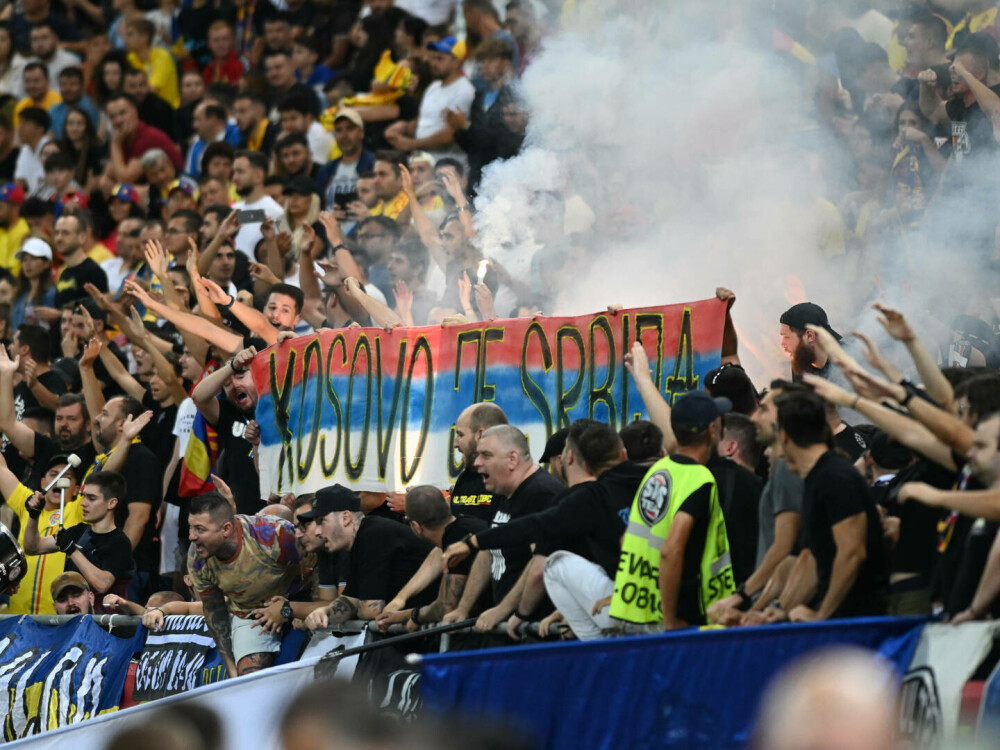 Momentul în care jucătorii părăsesc terenul după întreruperea meciului România-Kosovo din cauza unui banner GALERIE FOTO - Imaginea 7