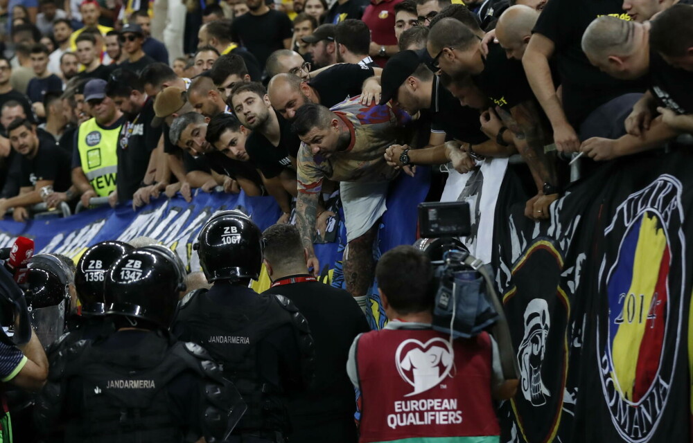 Momentul în care jucătorii părăsesc terenul după întreruperea meciului România-Kosovo din cauza unui banner GALERIE FOTO - Imaginea 3