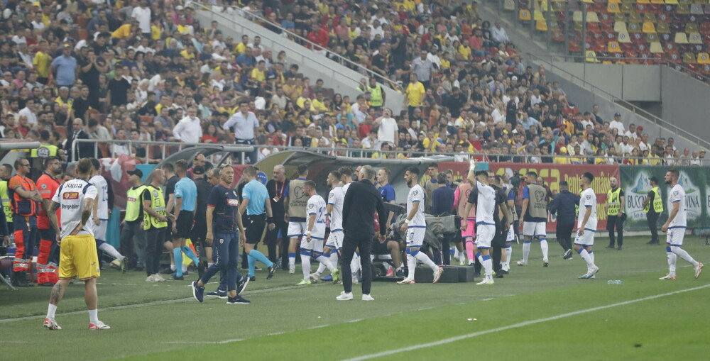 Momentul în care jucătorii părăsesc terenul după întreruperea meciului România-Kosovo din cauza unui banner GALERIE FOTO - Imaginea 5