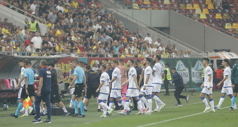 Momentul în care jucătorii părăsesc terenul după întreruperea meciului România-Kosovo din cauza unui banner GALERIE FOTO - Imaginea 6