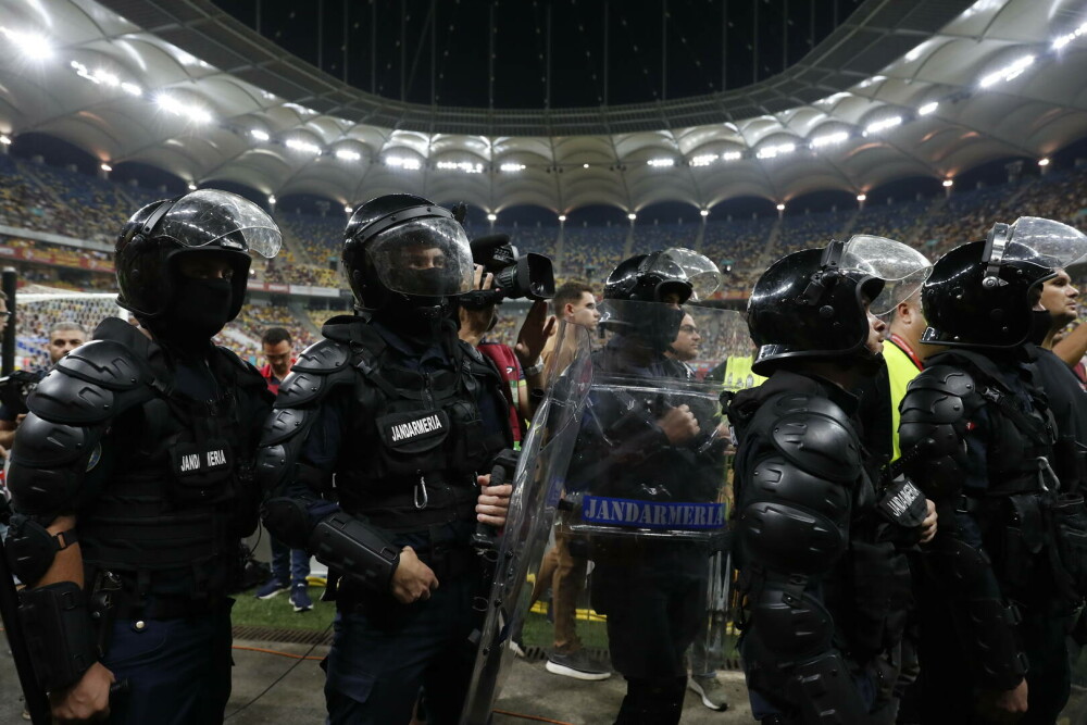 Momentul în care jucătorii părăsesc terenul după întreruperea meciului România-Kosovo din cauza unui banner GALERIE FOTO - Imaginea 12