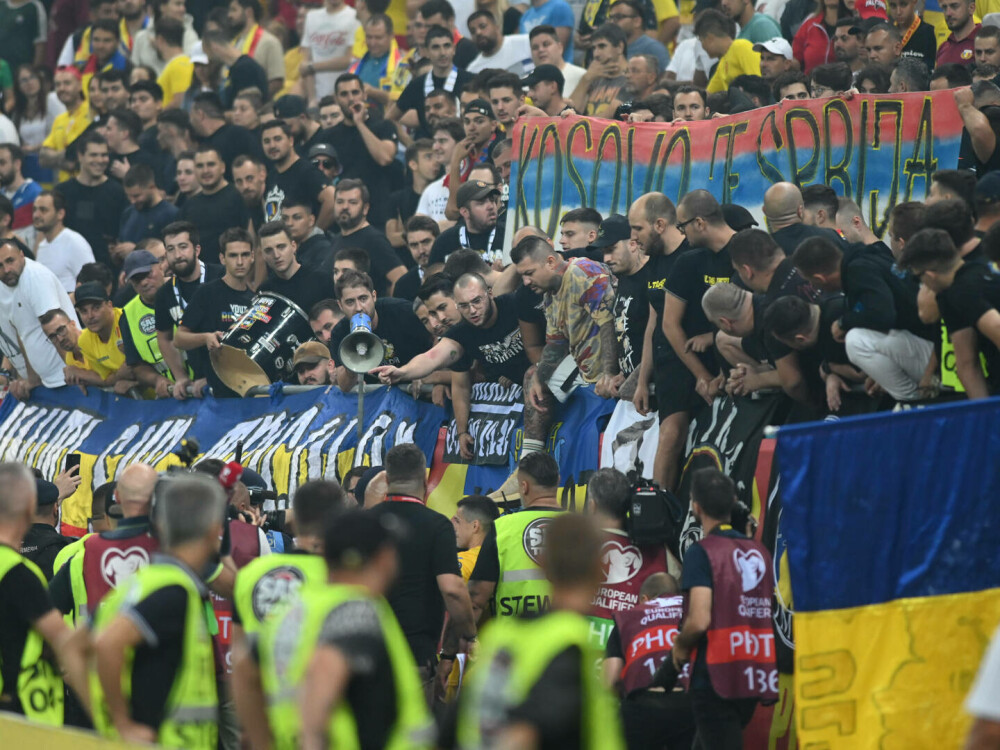 Momentul în care jucătorii părăsesc terenul după întreruperea meciului România-Kosovo din cauza unui banner GALERIE FOTO - Imaginea 13