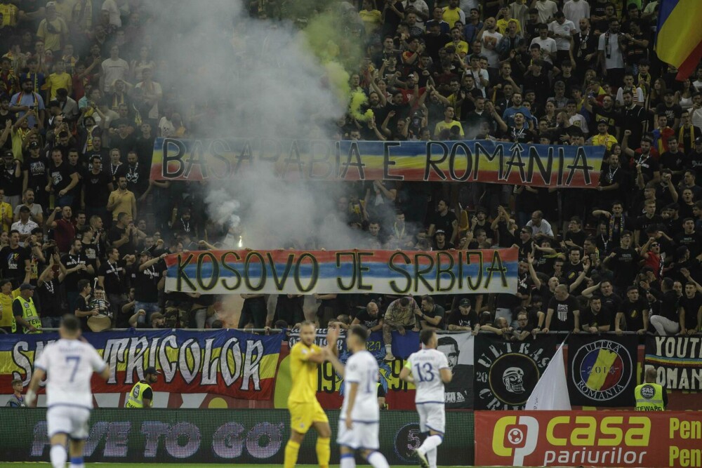 Momentul în care jucătorii părăsesc terenul după întreruperea meciului România-Kosovo din cauza unui banner GALERIE FOTO - Imaginea 16