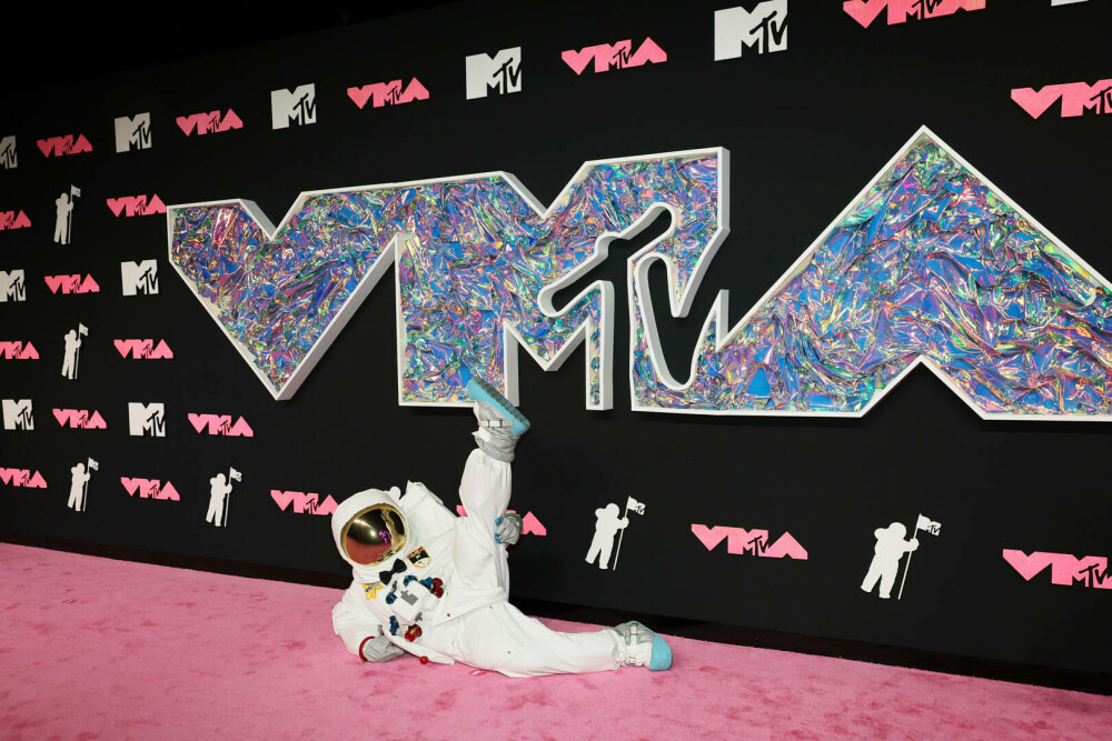 Cele mai bune și „nebune” ținute de pe covorul roșu la MTV Awards 2023. Ce vedete au șocat cu apariția lor | GALERIE FOTO - Imaginea 1