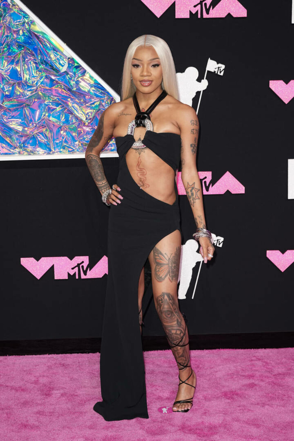 Cele mai bune și „nebune” ținute de pe covorul roșu la MTV Awards 2023. Ce vedete au șocat cu apariția lor | GALERIE FOTO - Imaginea 18
