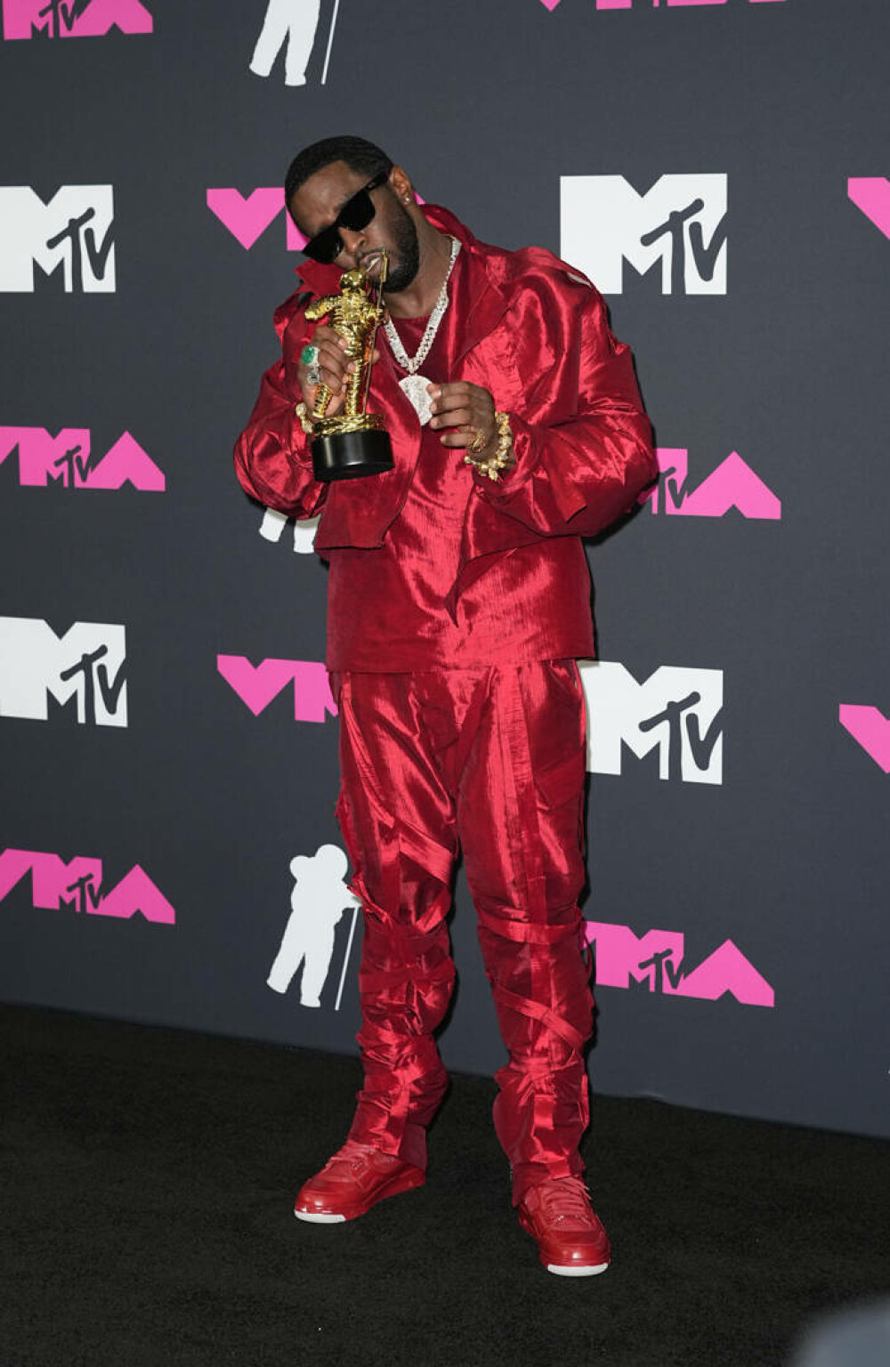 Cele mai bune și „nebune” ținute de pe covorul roșu la MTV Awards 2023. Ce vedete au șocat cu apariția lor | GALERIE FOTO - Imaginea 30