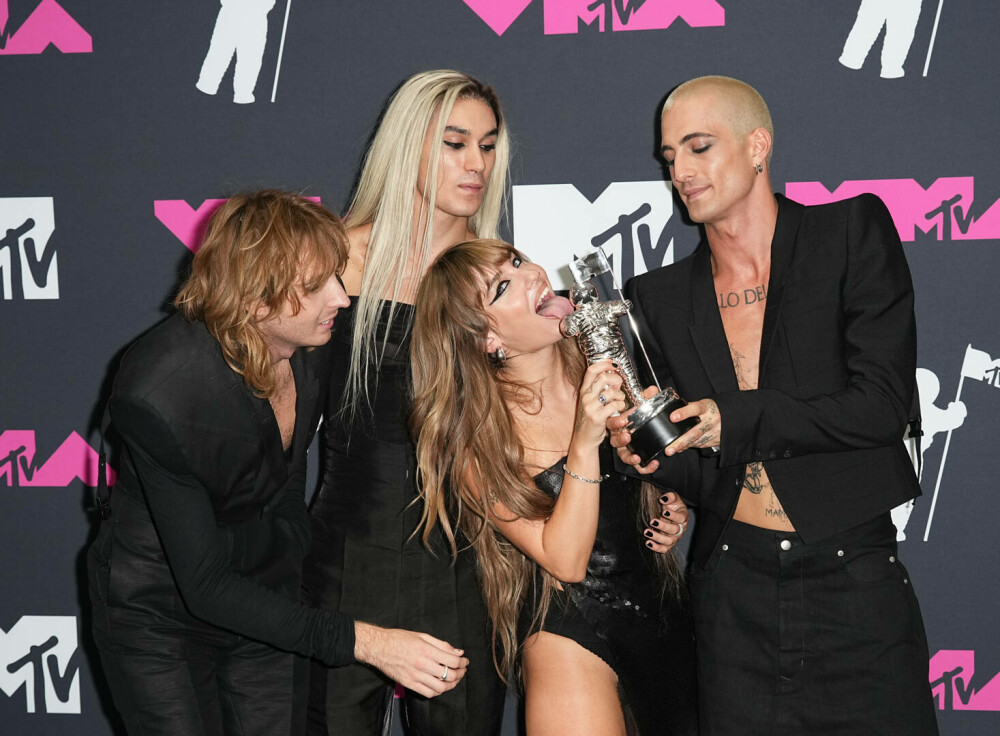 Cele mai bune și „nebune” ținute de pe covorul roșu la MTV Awards 2023. Ce vedete au șocat cu apariția lor | GALERIE FOTO - Imaginea 34