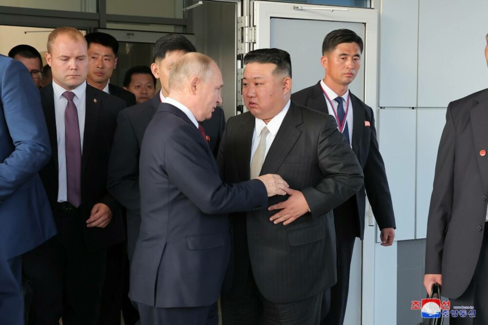 Vladimir Putin şi Kim Jong Un şi-au oferit în dar unul altuia câte o carabină şi s-au adresat cu apelativul 