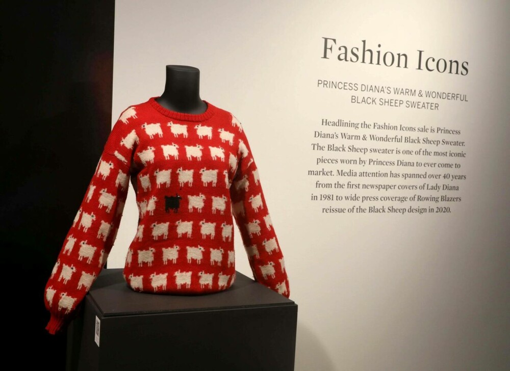 Celebrul pulover cu oi purtat de prinţesa Diana, vândut la licitaţie cu peste un milion de dolari. FOTO - Imaginea 1
