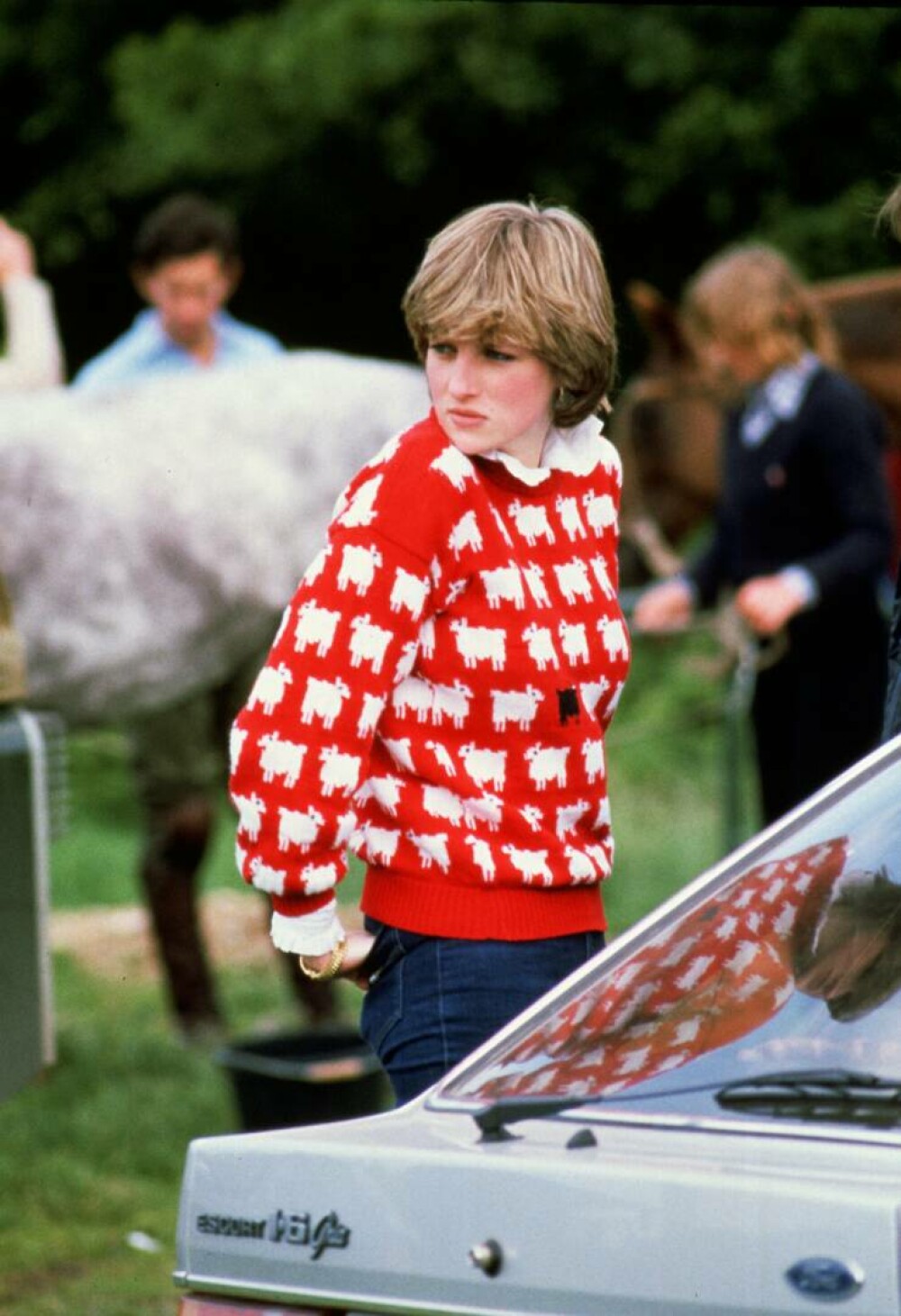 Celebrul pulover cu oi purtat de prinţesa Diana, vândut la licitaţie cu peste un milion de dolari. FOTO - Imaginea 3