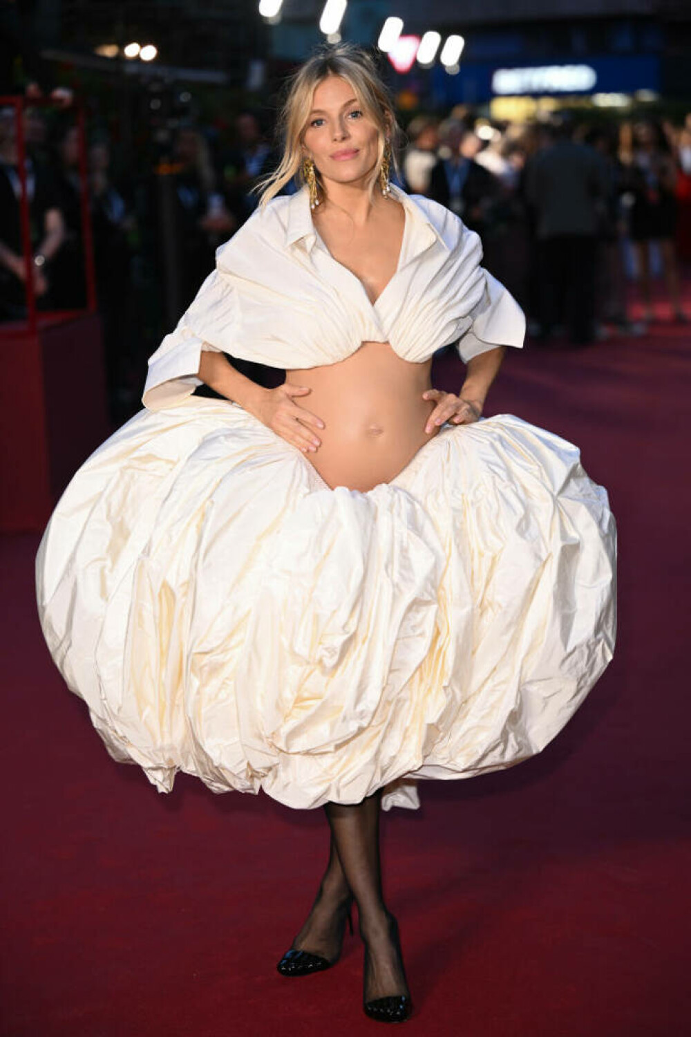Apariții șoc la Săptămâna Modei de la Londra. Graviduța care și-a arătat burtica într-o rochie albă îndrăzneață | FOTO - Imaginea 3