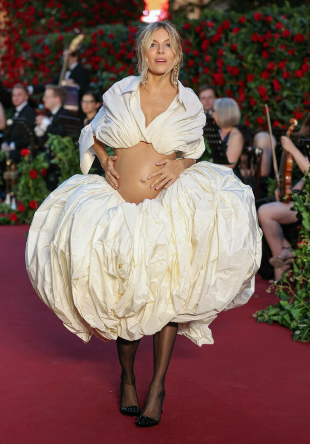 Apariții șoc la Săptămâna Modei de la Londra. Graviduța care și-a arătat burtica într-o rochie albă îndrăzneață | FOTO - Imaginea 5