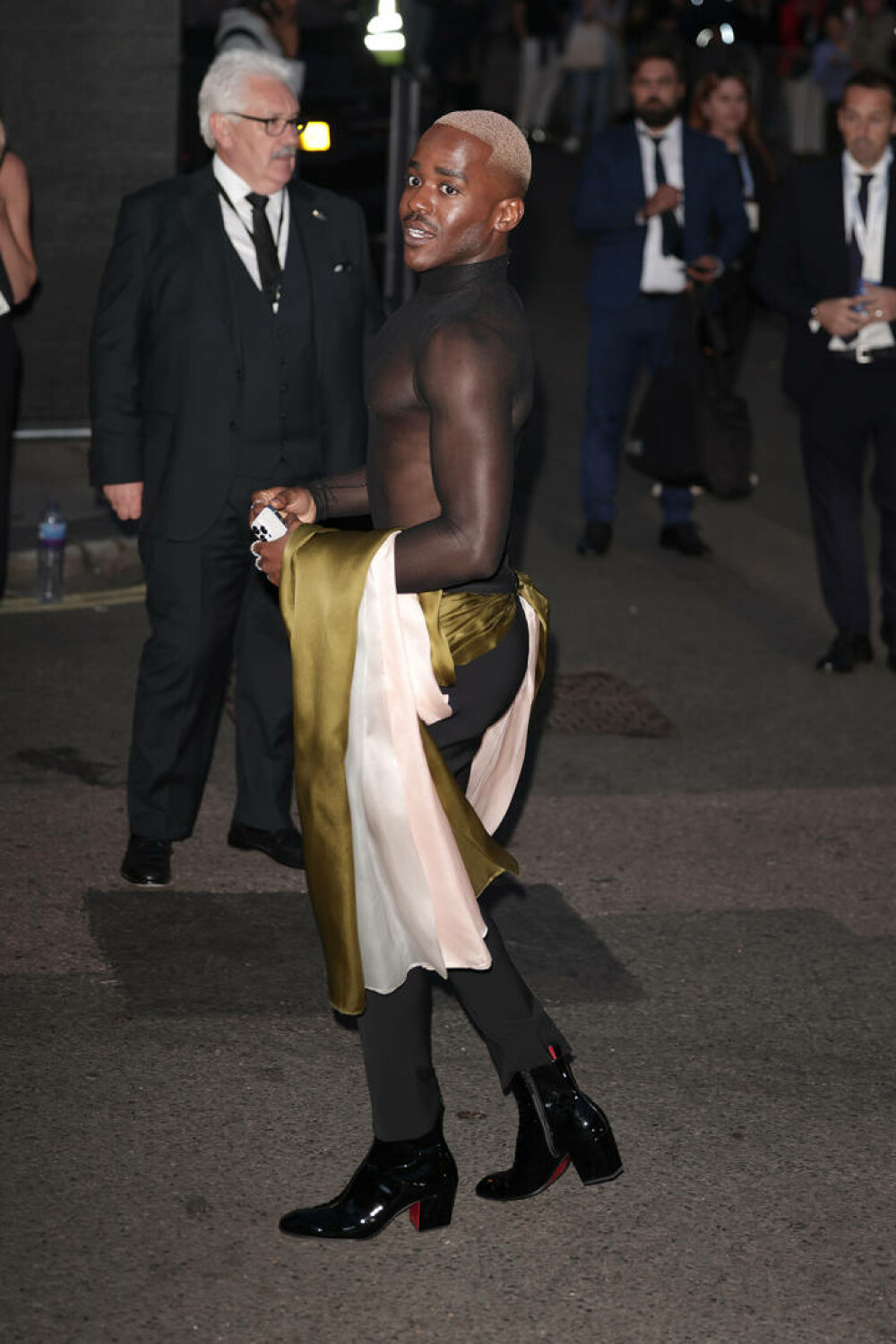 Apariții șoc la Săptămâna Modei de la Londra. Graviduța care și-a arătat burtica într-o rochie albă îndrăzneață | FOTO - Imaginea 9