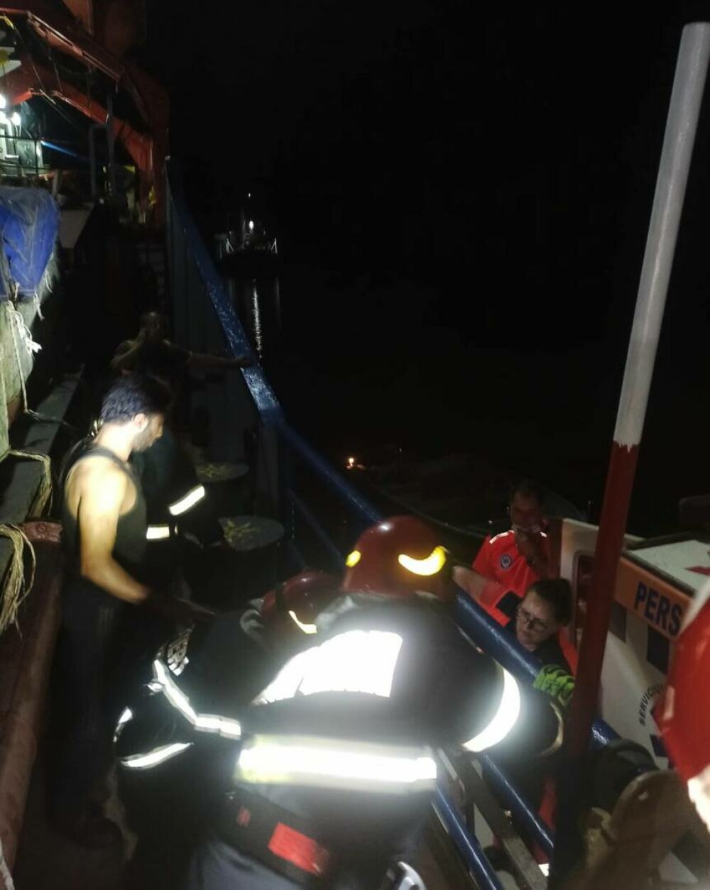 Intervenție a pompierilor români pe Dunăre pentru extragerea a 6 marinari din buncărul unei nave. Aceștia erau inconștienți - Imaginea 1