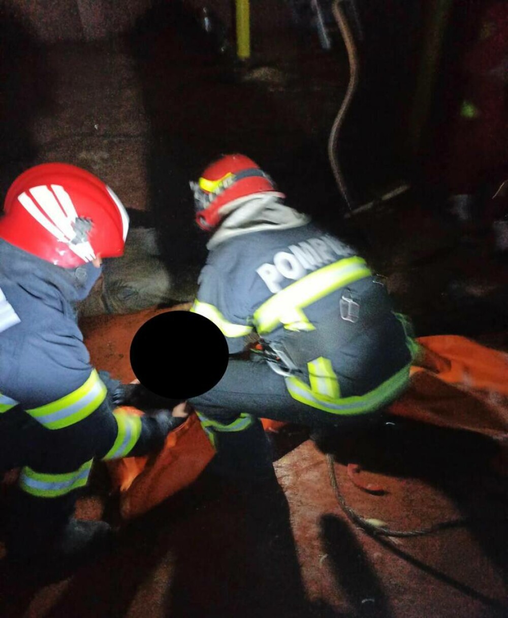 Intervenție a pompierilor români pe Dunăre pentru extragerea a 6 marinari din buncărul unei nave. Aceștia erau inconștienți - Imaginea 5
