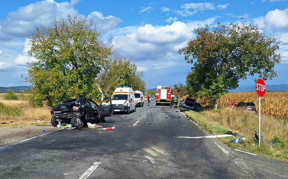 Şapte persoane rănite într-un accident cu trei maşini, în Hunedoara. O fată de 11 ani, dusă cu elicopterul la spital | FOTO - Imaginea 1