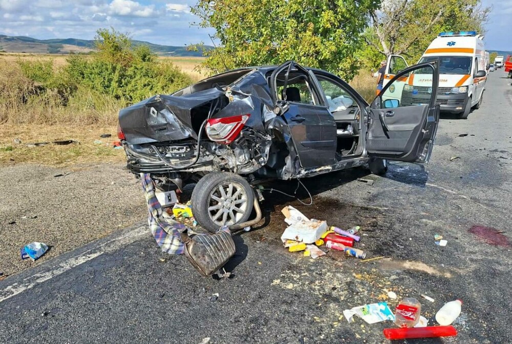 Şapte persoane rănite într-un accident cu trei maşini, în Hunedoara. O fată de 11 ani, dusă cu elicopterul la spital | FOTO - Imaginea 2