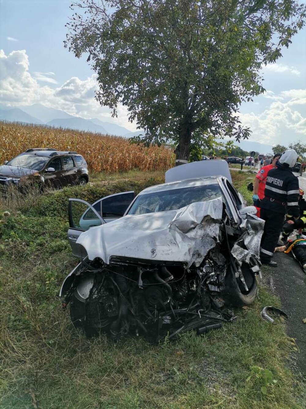 Şapte persoane rănite într-un accident cu trei maşini, în Hunedoara. O fată de 11 ani, dusă cu elicopterul la spital | FOTO - Imaginea 3
