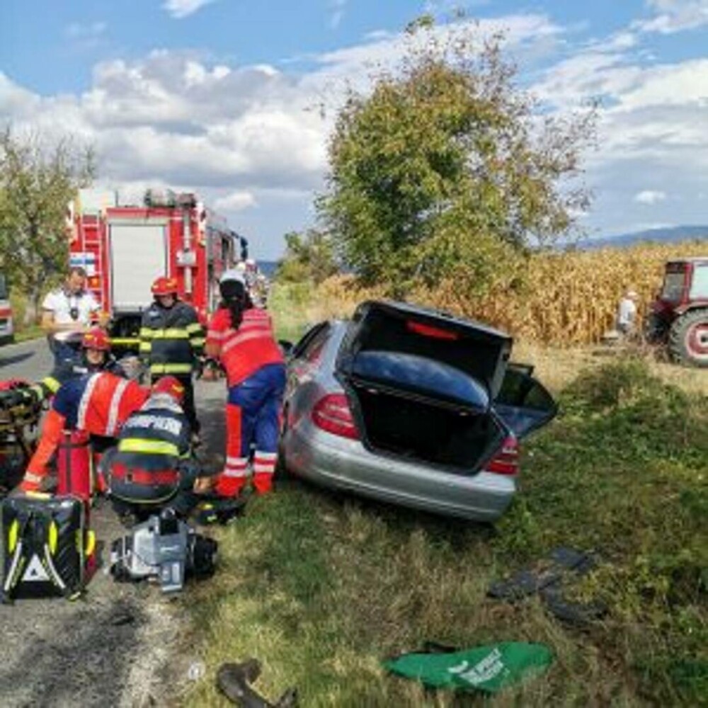 Şapte persoane rănite într-un accident cu trei maşini, în Hunedoara. O fată de 11 ani, dusă cu elicopterul la spital | FOTO - Imaginea 4