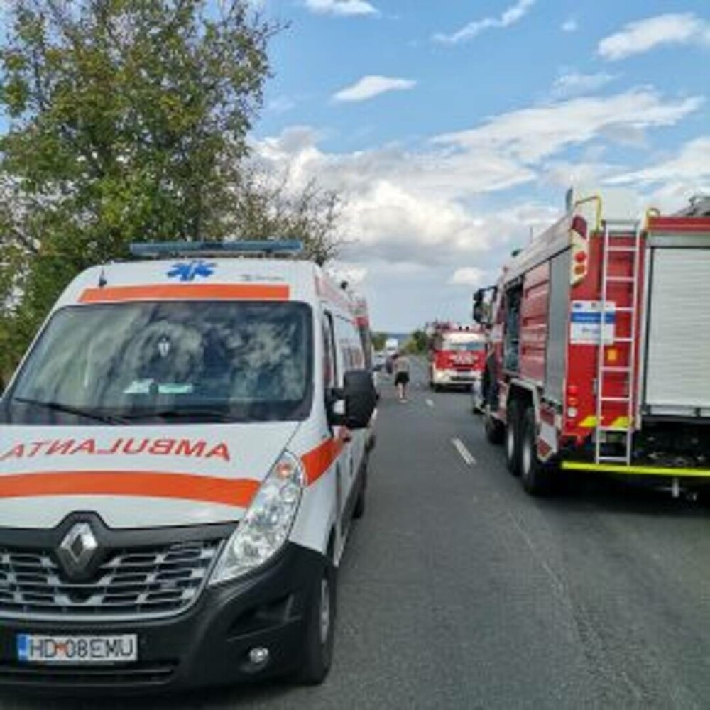 Şapte persoane rănite într-un accident cu trei maşini, în Hunedoara. O fată de 11 ani, dusă cu elicopterul la spital | FOTO - Imaginea 5
