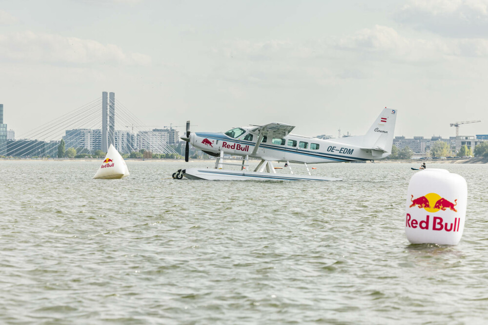 38 de piloți trăsniți au sfidat gravitația la Red Bull Flugtag cu mașinăriile lor zburătoare - Imaginea 1