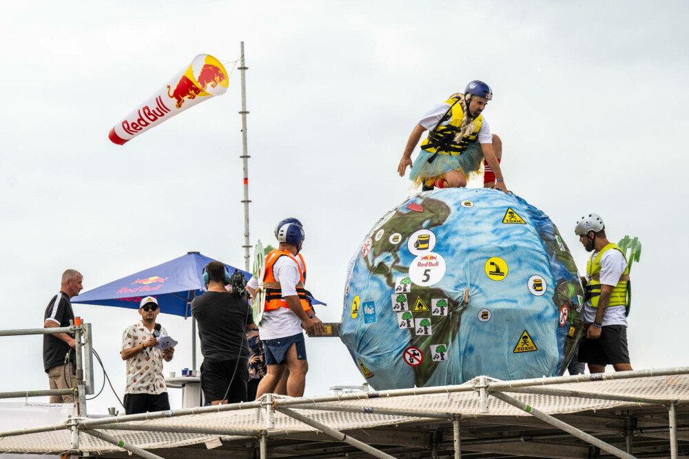 38 de piloți trăsniți au sfidat gravitația la Red Bull Flugtag cu mașinăriile lor zburătoare - Imaginea 2