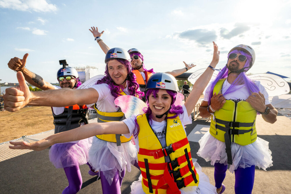 38 de piloți trăsniți au sfidat gravitația la Red Bull Flugtag cu mașinăriile lor zburătoare - Imaginea 3