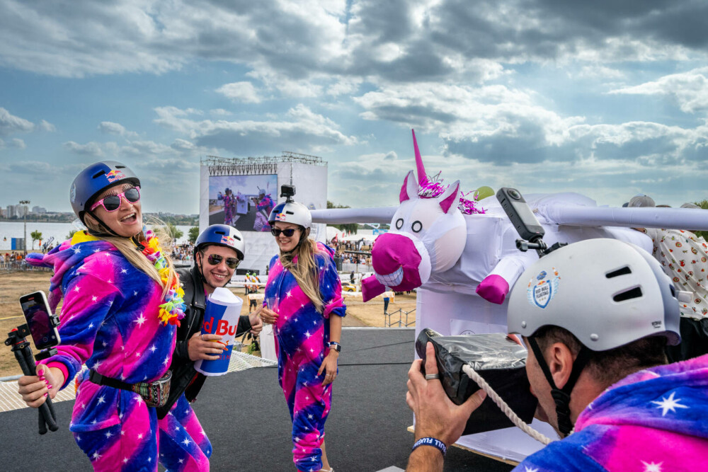 38 de piloți trăsniți au sfidat gravitația la Red Bull Flugtag cu mașinăriile lor zburătoare - Imaginea 4