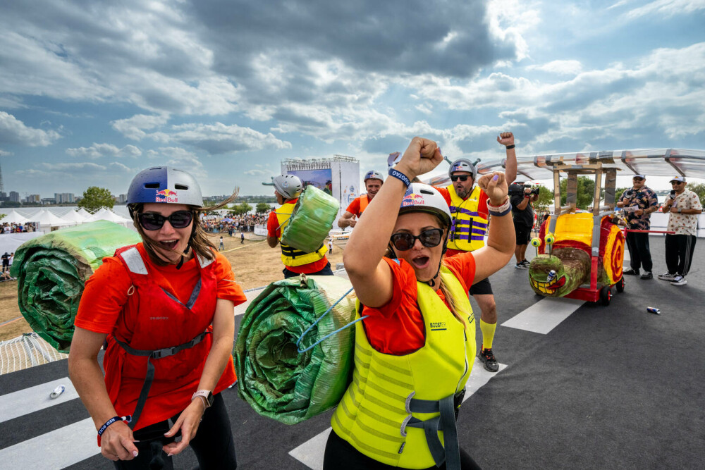 38 de piloți trăsniți au sfidat gravitația la Red Bull Flugtag cu mașinăriile lor zburătoare - Imaginea 5