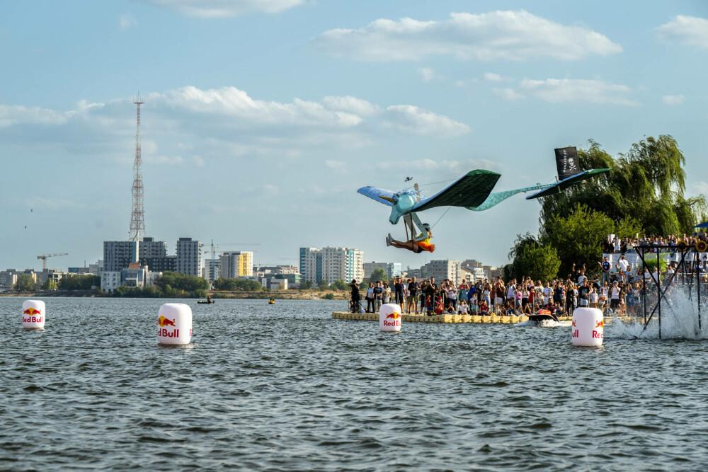 38 de piloți trăsniți au sfidat gravitația la Red Bull Flugtag cu mașinăriile lor zburătoare - Imaginea 6