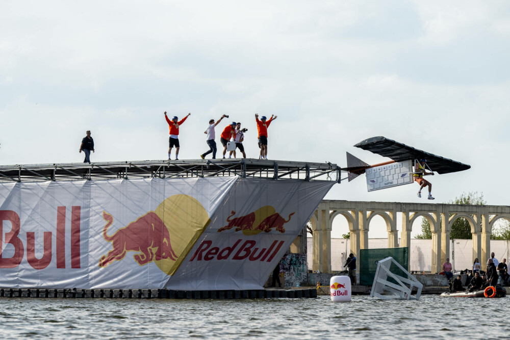 38 de piloți trăsniți au sfidat gravitația la Red Bull Flugtag cu mașinăriile lor zburătoare - Imaginea 7