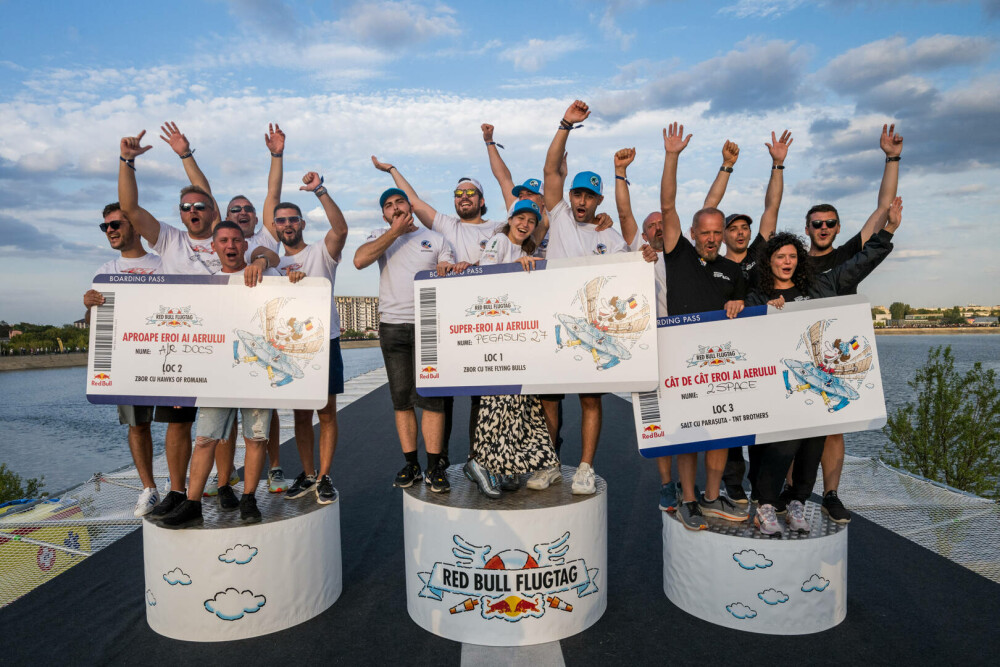 38 de piloți trăsniți au sfidat gravitația la Red Bull Flugtag cu mașinăriile lor zburătoare - Imaginea 9