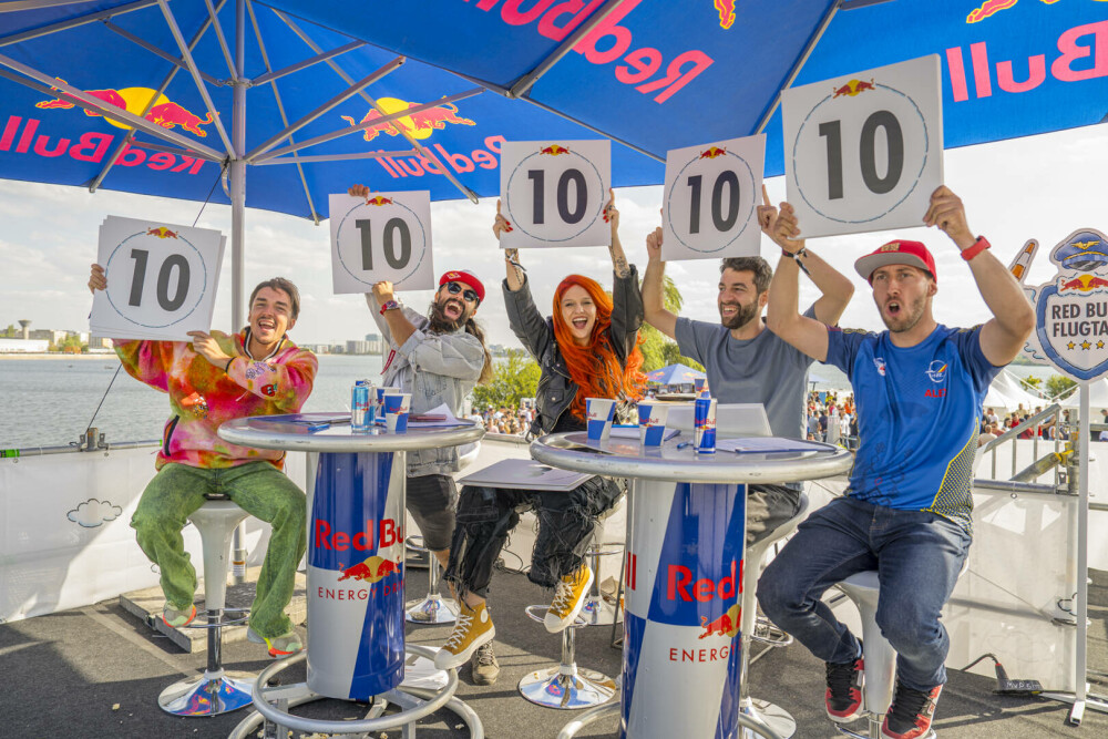 38 de piloți trăsniți au sfidat gravitația la Red Bull Flugtag cu mașinăriile lor zburătoare - Imaginea 11