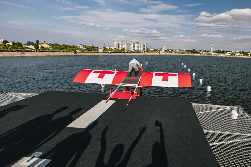 38 de piloți trăsniți au sfidat gravitația la Red Bull Flugtag cu mașinăriile lor zburătoare - Imaginea 12